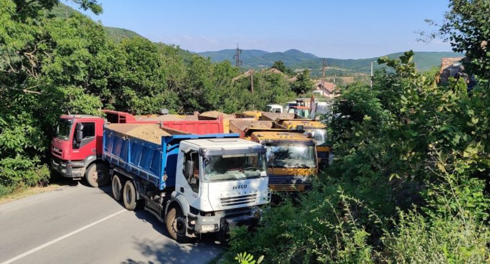Dita e katert e barrikadave ne veri te Kosoves, shkollat vijojne mbyllur